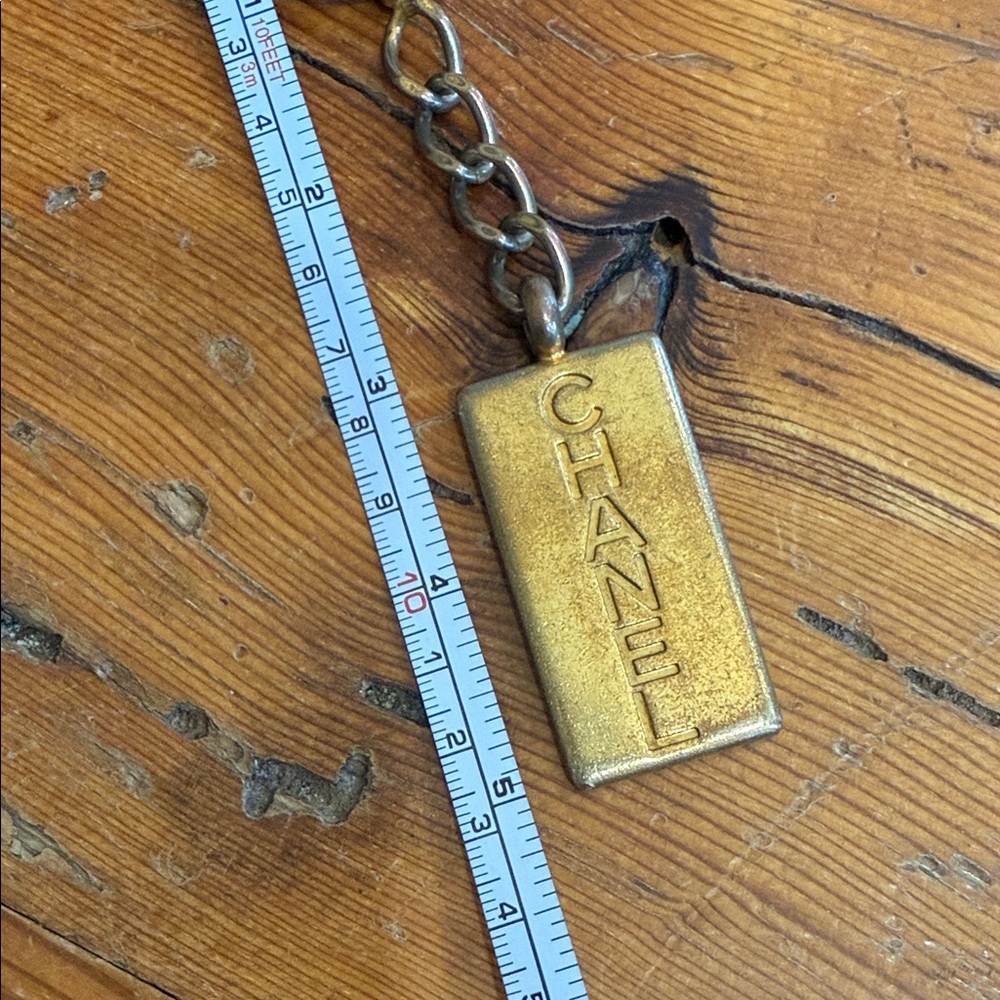 CHANEL Gold Rectangular Keychain Vintage - Picture 5 of 8